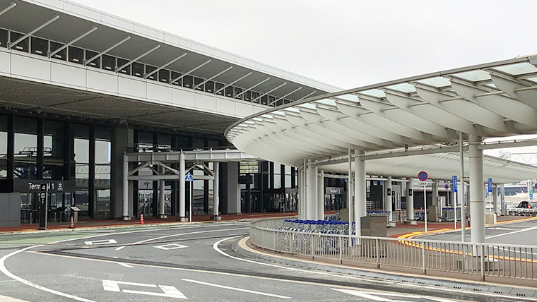 成田空港第1ターミナル出発階車寄せ