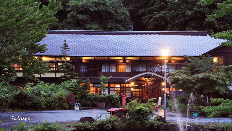 夕暮れの蔦温泉旅館